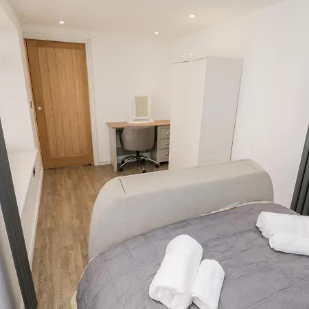 Esplanade Hideaway Apartment